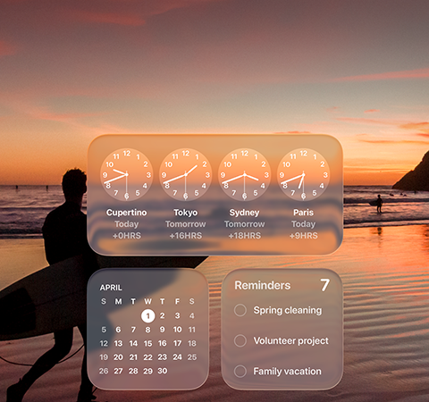 Уиджети за Часовник, Календар, Напомняния и Времето от Liquid Glass на екрана на macOS Tahoe върху сцена със сърфист, разхождащ се по плажа по залез слънце