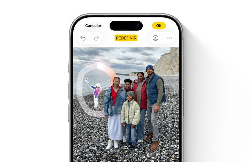 Interface de usuário da experiência da Ferramenta de Limpeza que mostra um objeto destacado no fundo de uma foto selecionada para ser removida.