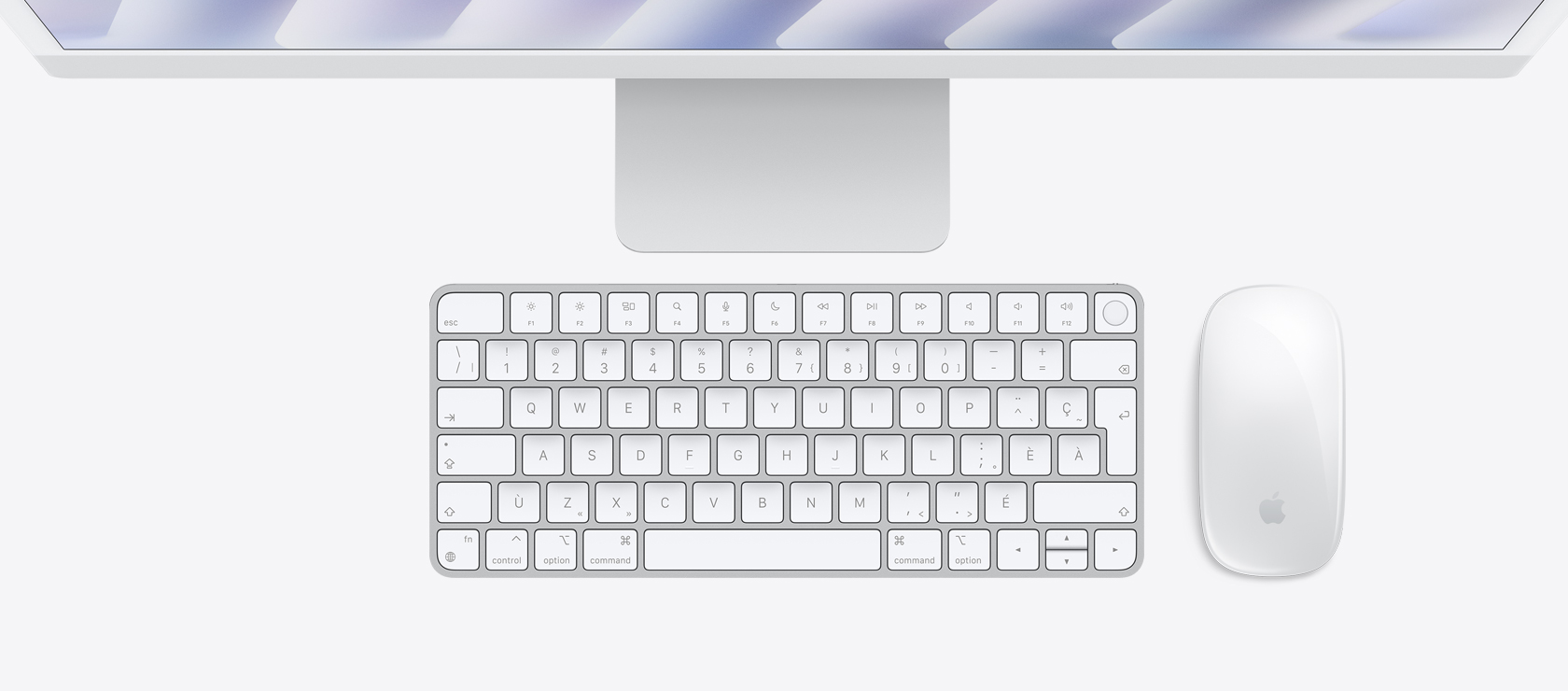 iMac argent vu de haut, avec souris et clavier assortis.
