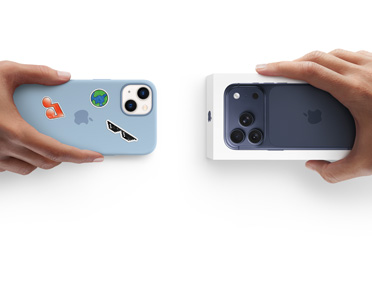 Deux mains échangeant un iPhone 13 avec étui en silicone, autocollants à l’arrière, contre un nouvel iPhone 17 Pro dans la boîte.