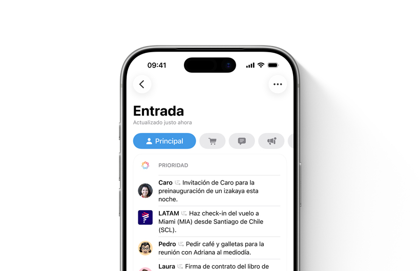 Bandeja de entrada en la app Mail de un iPhone con los mensajes más importantes arriba y resaltados con un color diferente
