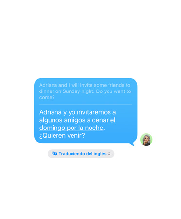 Traducción en Vivo en Mensajes, con el mensaje “Adriana y yo invitaremos a algunos amigos a cenar el domingo por la noche. ¿Quieren venir?” traducido automáticamente del inglés.