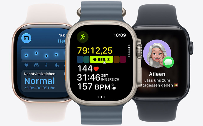 Drei Apple Watch Modelle, eine Apple Watch in Natur in der Mitte, das Zifferblatt zeigt einen aktuellen Lauf mit Messwerten zur Herzfrequenz, rechts eine Apple Watch in Diamantschwarz, das Zifferblatt zeigt Genmojis, links eine Apple Watch in Roségold, das Zifferblatt zeigt Vitalzeichen
