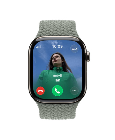 Apple Watch Series 11, caja de titanio, color natural, llamada entrante, foto de contacto, botones de aceptar y rechazar la llamada, lateral derecho, Digital Crown, correa Solo Loop trenzada color gris verdoso
