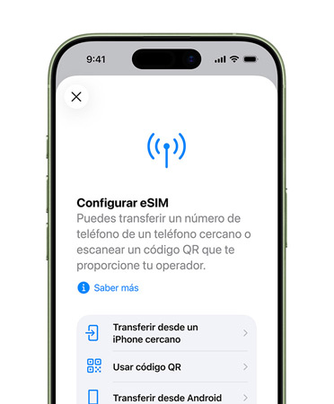 iPhone 17, parte delantera exterior, prestación Configuración de Datos Móviles en uso que muestra cómo transferir fácilmente un número de teléfono con la eSIM
