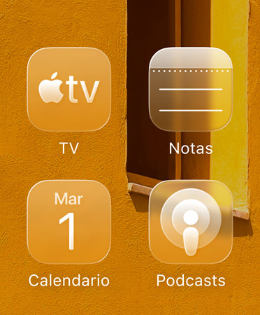 Primer plano de los nuevos iconos tintados en las apps Apple TV, Notas, Calendario y Podcasts