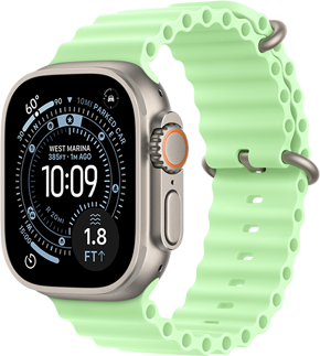 Apple Watch Ultra 3 med urkasse av naturlig titan og Ocean Band i neongrønn viser Orientering-urskiven på skjermen med følgende komplikasjoner: UV-indeks, aktivitet og kompass. På høyre side av klokken vises Digital Crown, mikrofonen og sideknappen.