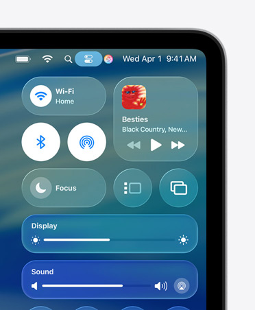 Den højre side af Mac-skærmen viser tilpassede Liquid Glass-betjeningsfunktioner, f.eks. Wi‑Fi og Bluetooth, i Kontrolcenter
