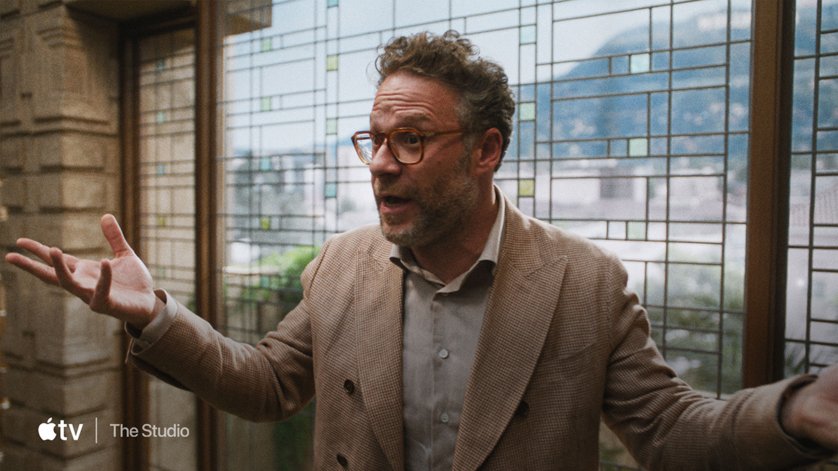 Telewizor z płaskim ekranem pokazujący wideo z wszystkimi usługami Apple dostępnymi w Apple TV+