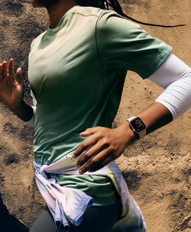 Workout Buddy mengirimkan pesan ke pelari yang memantau olahraga dengan Apple Watch SE 3