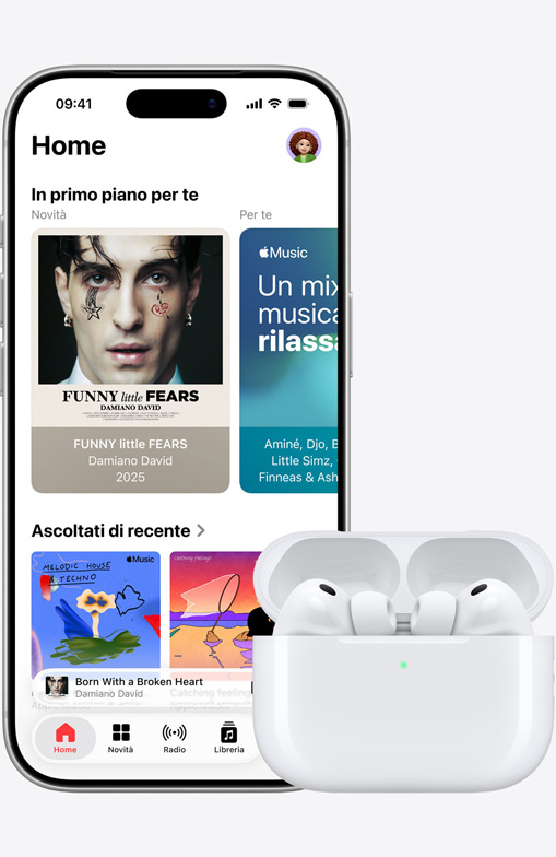 iPhone 17 Pro mostrato di fronte, schermata Home con app Apple Music, affiancato a un paio di AirPods Pro 3 nella custodia di ricarica MagSafe aperta