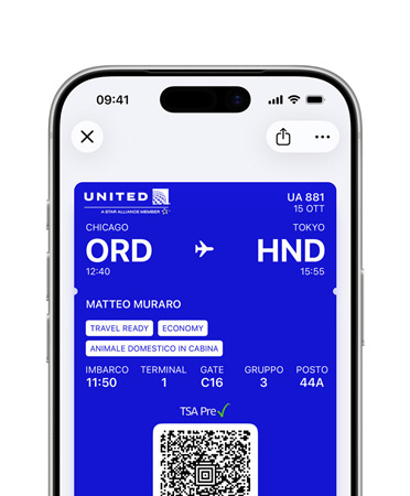 Un iPhone con la metà superiore dello schermo che mostra la carta d’identità digitale nell’app Wallet