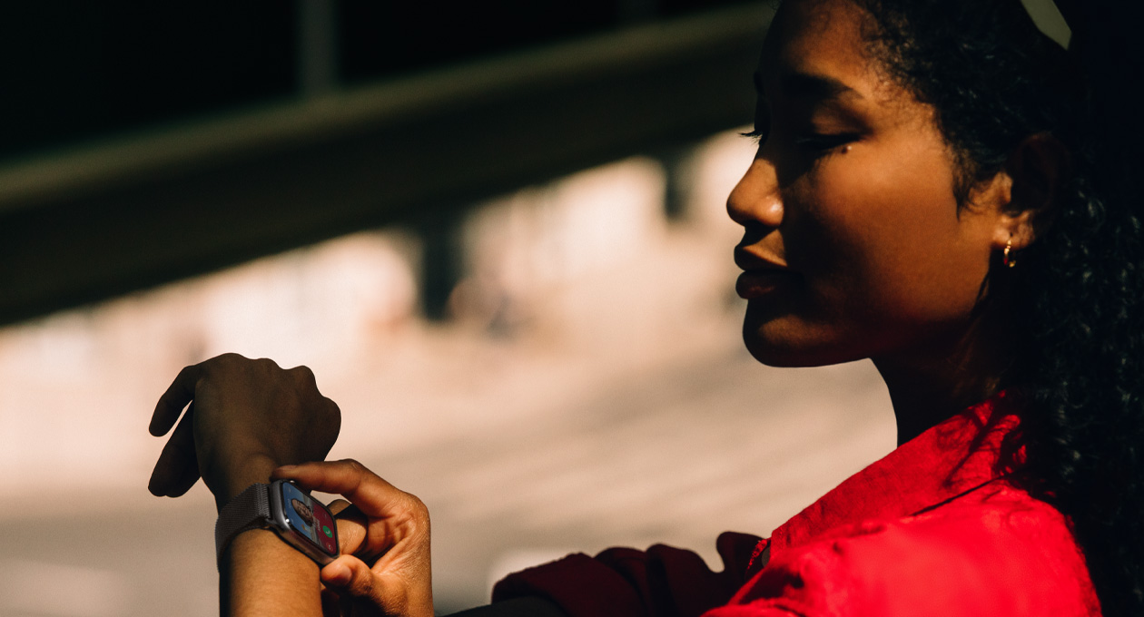 Apple Watch Series 11で着信に応答している人物