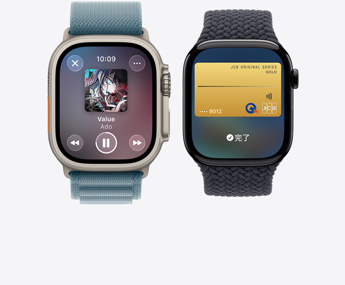 ナチュラルチタニウムケースのApple Watch Ultra 3。Apple Musicアプリ、再生中の画面が表示されている。鏡面仕上げのジェットブラックアルミニウムケースのApple Watch Series 11。Apple Payの画面、JCB Cardが表示されている
