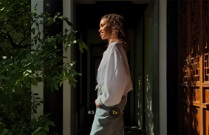 Foto de una mujer tomada con la cámara teleobjetivo de 2x