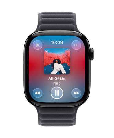 Une Apple Watch en titane or avec Bracelet Milanais, le cadran affiche Apple Music en mode lecture, commandes translucides en Liquid Glass