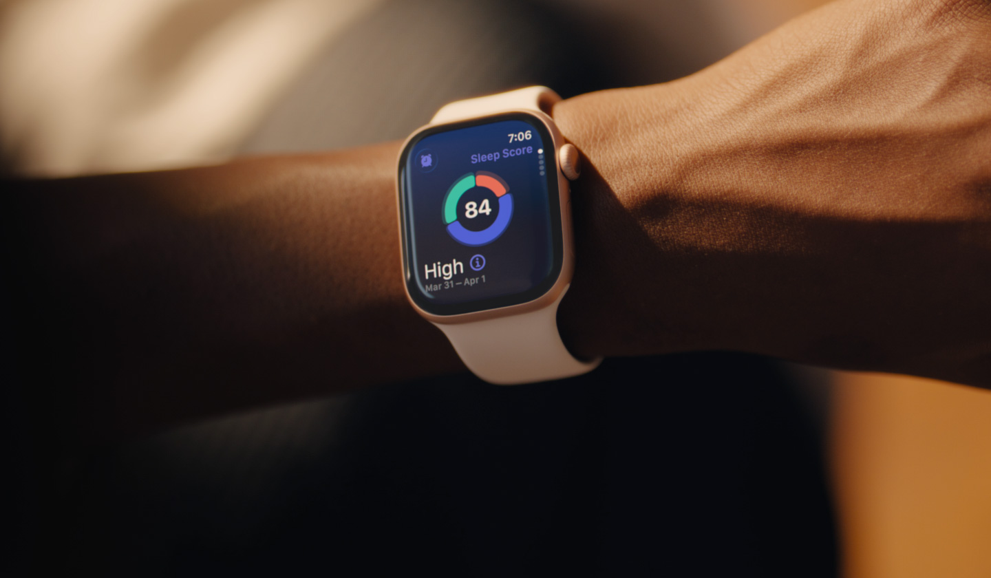 ساعة Apple Watch Series 11، نتيجة النوم، تمرين الركض في الخارج، رسم متحرك