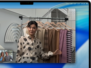 مكالمة فيديو على MacBook Pro تظهر فيها امرأة تعرض أقمشة لشخصين في المكالمة، بينما يحافظ نمط 'في الوسط' على بقائها في وسط الإطار أثناء تحركها