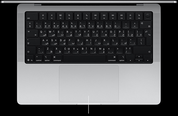 لقطة علوية لجهاز MacBook Pro مقاس 14 إنش وهو مفتوح تبيّن لوحة التعقب التي تعمل بالضغط القوي وتقع أسفل لوحة المفاتيح