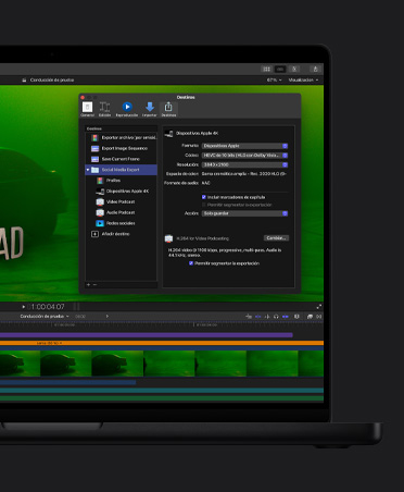 Pantalla de la MacBook Pro de 16 pulgadas que muestra un auto en una escena con luces verdes, clips de video en la parte inferior de la pantalla, ventana de exportación de archivos abierta
