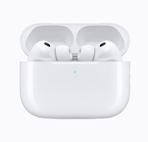 AirPods 4 dentro de un estuche de carga blanco abierto