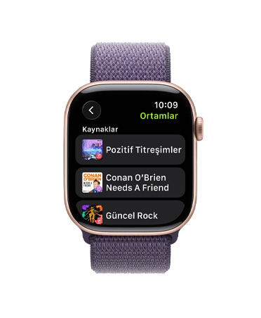 Apple Watch Series 11, roze altın rengi, alüminyum kasa, Apple Music, müzik ve podcast önerileri, sağ dış görünüm, Digital Crown, kordon, sis moru Spor Loop