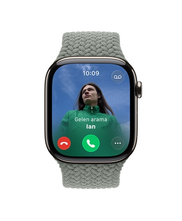 Apple Watch Series 11, natürel renk, titanyum kasa, gelen arama, kişi fotoğrafı, arama kabul etme ve reddetme düğmeleri, sağ dış görünüm, Digital Crown, kordon, yeşil gri renkte Örgü Solo Loop