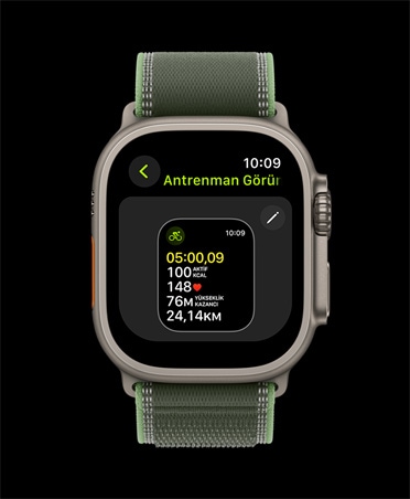 Apple Watch Ultra 3, natürel renk, titanyum kasa, Antrenman Görünümleri, kordon, mavi/parlak mavi Trail Loop