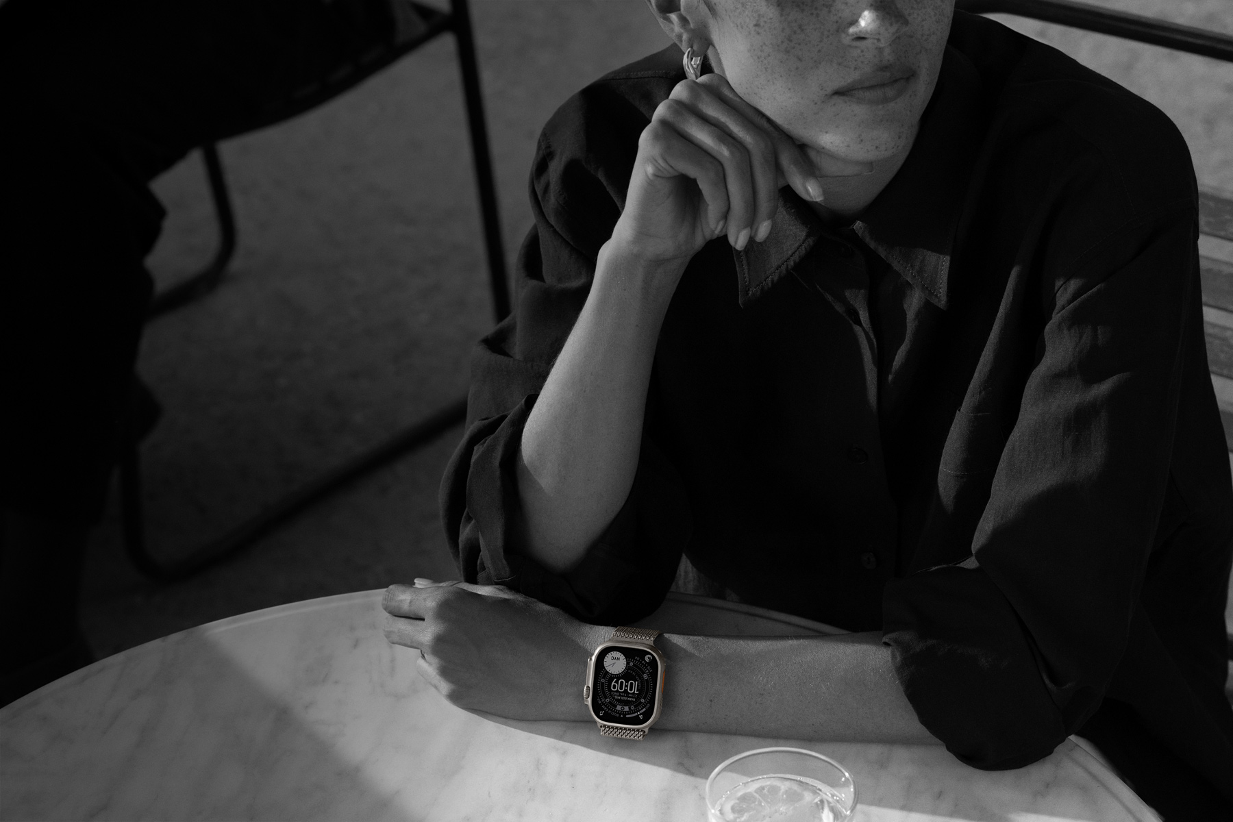 Akşam yemeğine çıkmış birisi Apple Watch Ultra 3 takıyor