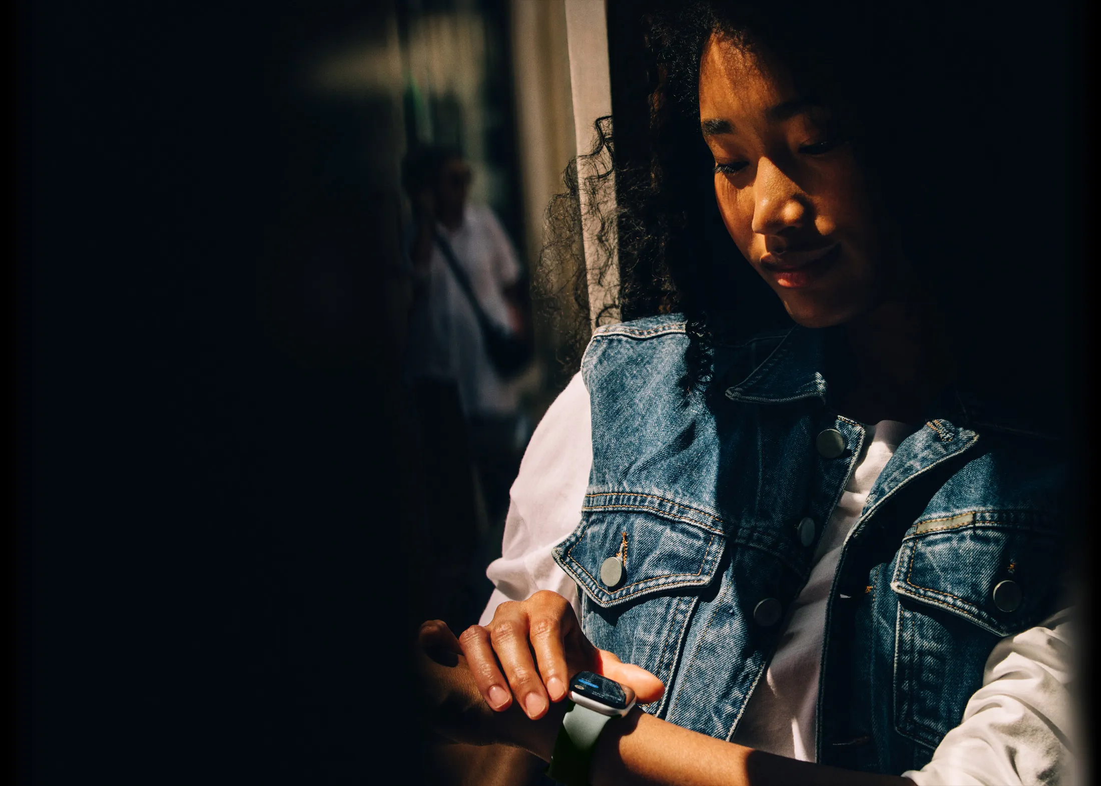 一位使用者在 Apple Watch Series 11 上查看訊息