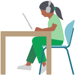 Eine Frau, die AirPods Max trägt und ein iPad benutzt, während sie an einem Schreibtisch sitzt