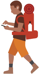 Una persona con una mochila de senderismo y audífonos mira el iPhone que sujeta en la mano