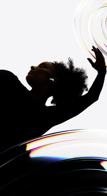 AirPods Pro 3 kõrvaklapid tantsija kõrvas, kui ta naudib käed-vabad kuulmiselamust