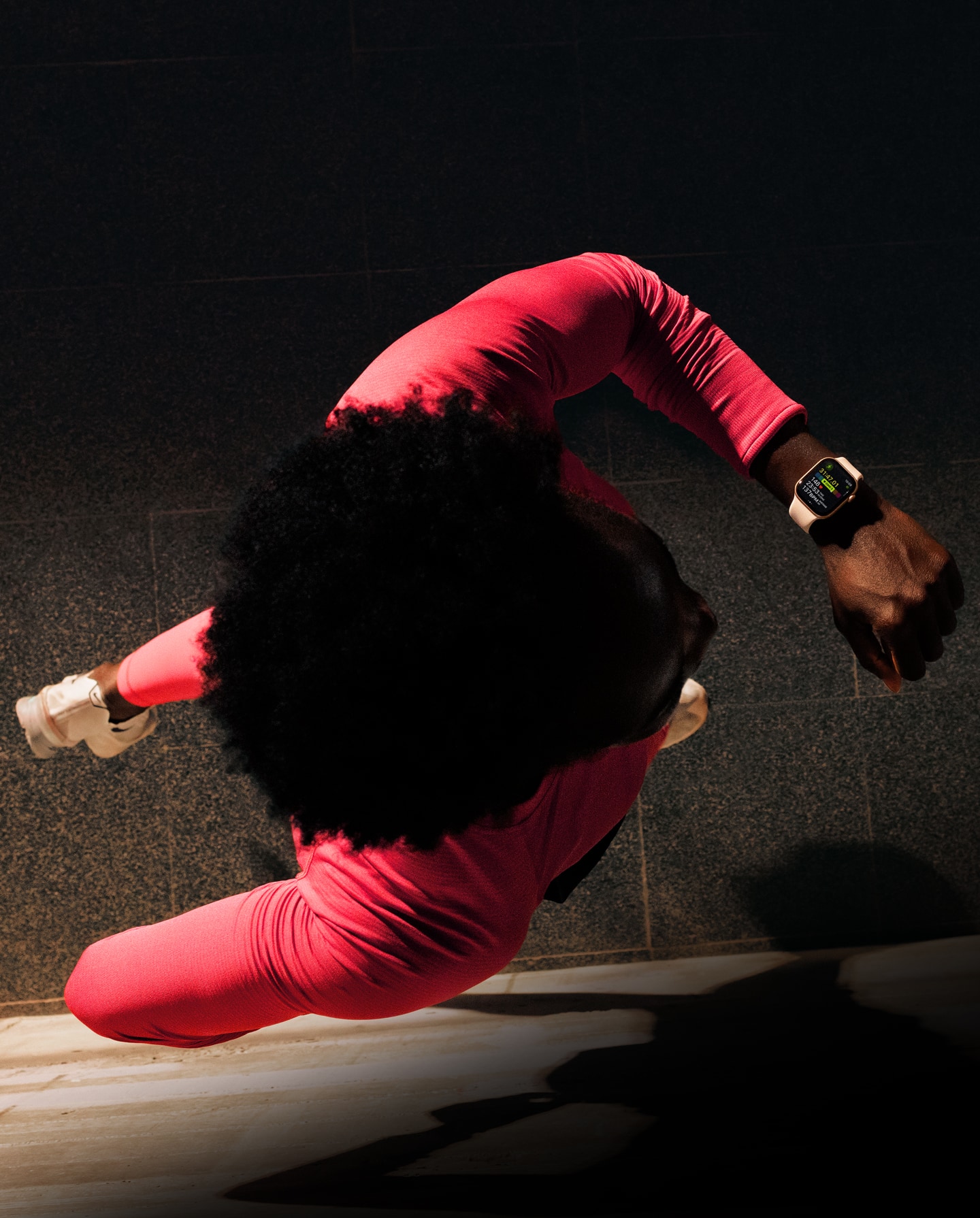 Eine Person checkt beim Laufen ihren Fortschritt in der Trainingsapp auf ihrer Apple Watch Series 11