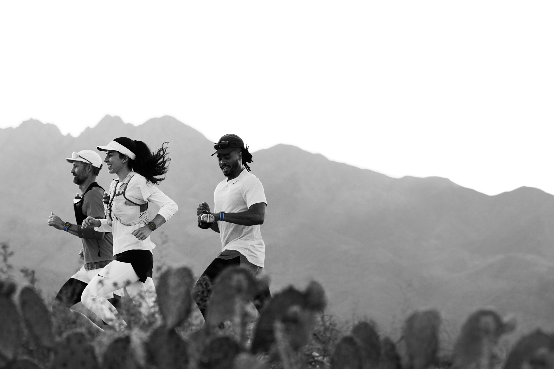 Mehrere Personen joggen in der Wüste und tracken ihre Workouts auf der Apple Watch Ultra 3