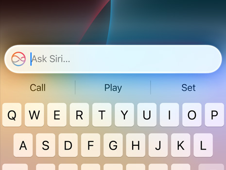 特寫畫面顯示 Siri 對話框的游標正引導輸入請求。