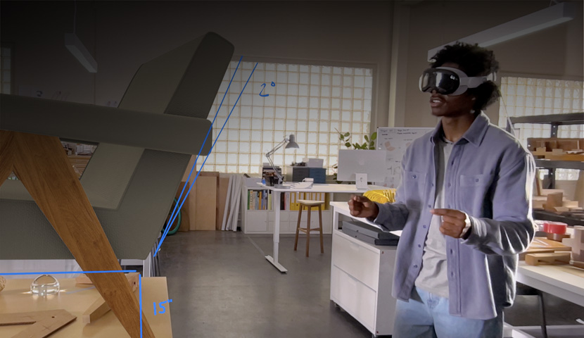 一名設計師戴著 Apple Vision Pro，使用手部動作來測量椅子的 3D 投影