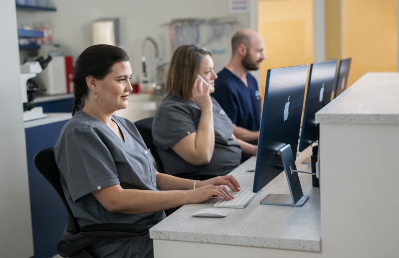 L’iMac permet aux équipes d’accéder facilement aux dossiers de la patientèle.
