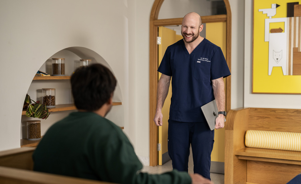 Les vétérinaires peuvent facilement passer à la consultation suivante grâce à leur MacBook Air, à la fois léger et puissant.
