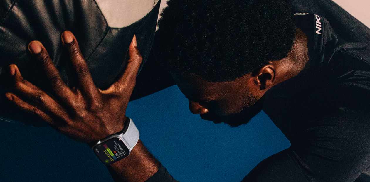 Un uomo che si allena con un Apple Watch al polso.
