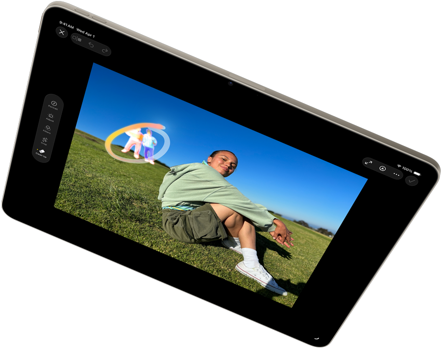 Das iPad Air im Querformat zeigt Apple Intelligence mit dem Bereinigen Tool in der Fotos App