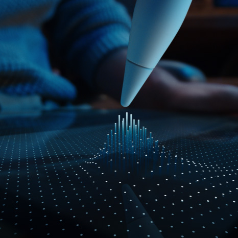 Apple Pencil Pro를 iPad 디스플레이 위에 대고 있는 모습.