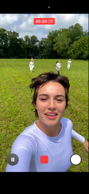 „iPhone 17 Pro“ ekrane rodomas ypač stabilizuotas vaizdo įrašas, kuriame nufilmuotas vėjyje šokantis žmogus