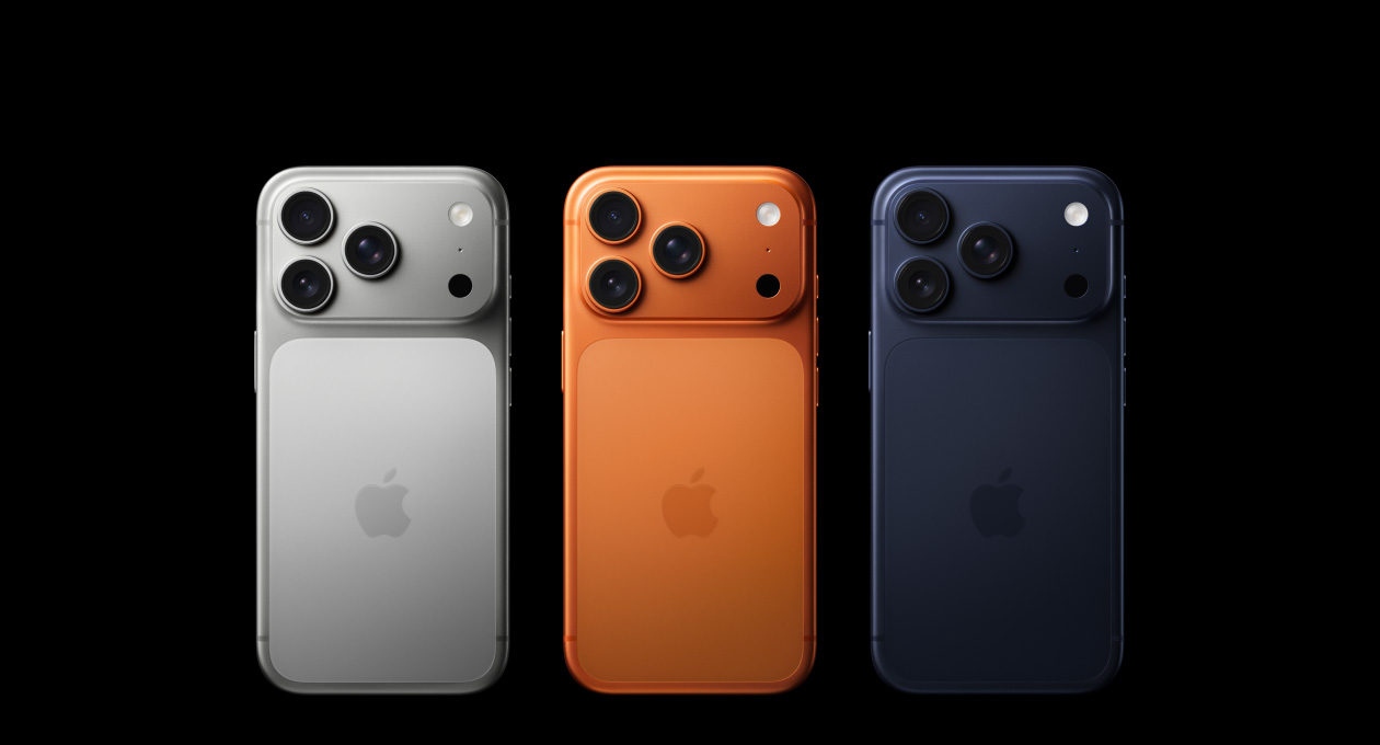 iPhone 17 Pro, Rückseite, alle drei Farben, Silber, Cosmic Orange, Tiefblau, Pro Fusion Kamera-System oben links, 3 Objektive, Mikrofon, Blitz, Apple Logo in der Mitte