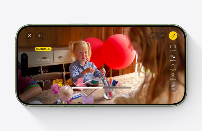 iPhone 17, face avant, vidéo avec fonctionnalité Mix audio en cours d’utilisation montrant une enfant jouant devant une table avec des ballons