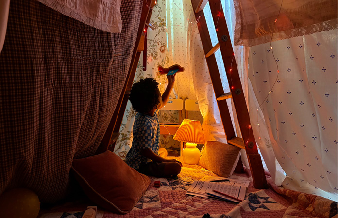 Et billede af en person taget i svagt lys