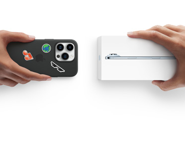 Nebeneinander angeordnet, eine Hand hält ein iPhone 13 im Silikon Case mit Aufklebern auf der Rückseite, Inzahlungnahme mit einer Hand, die einen neuen iPhone Karton für das iPhone 17 hält