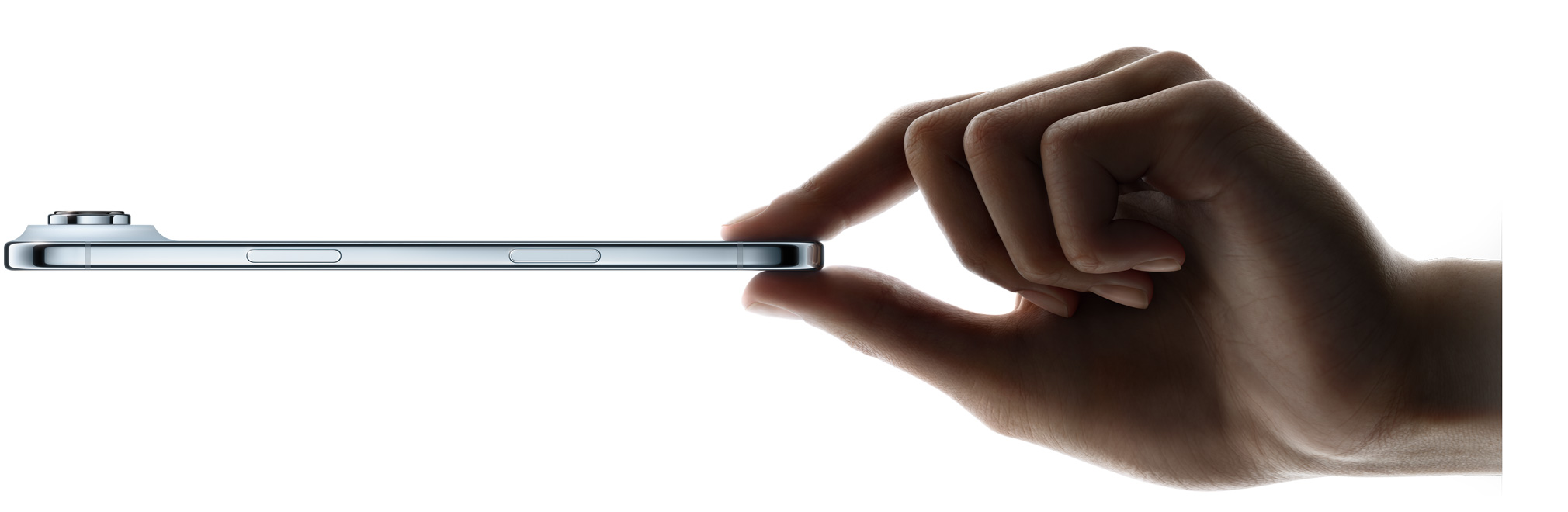 Ein iPhone Air wird zwischen Daumen und Zeigefinger gehalten, Seitenansicht, Farbe Himmelblau, dünnes Profil, Fusion Kamera-System, Tasten: Seitentaste, Kamerasteuerung