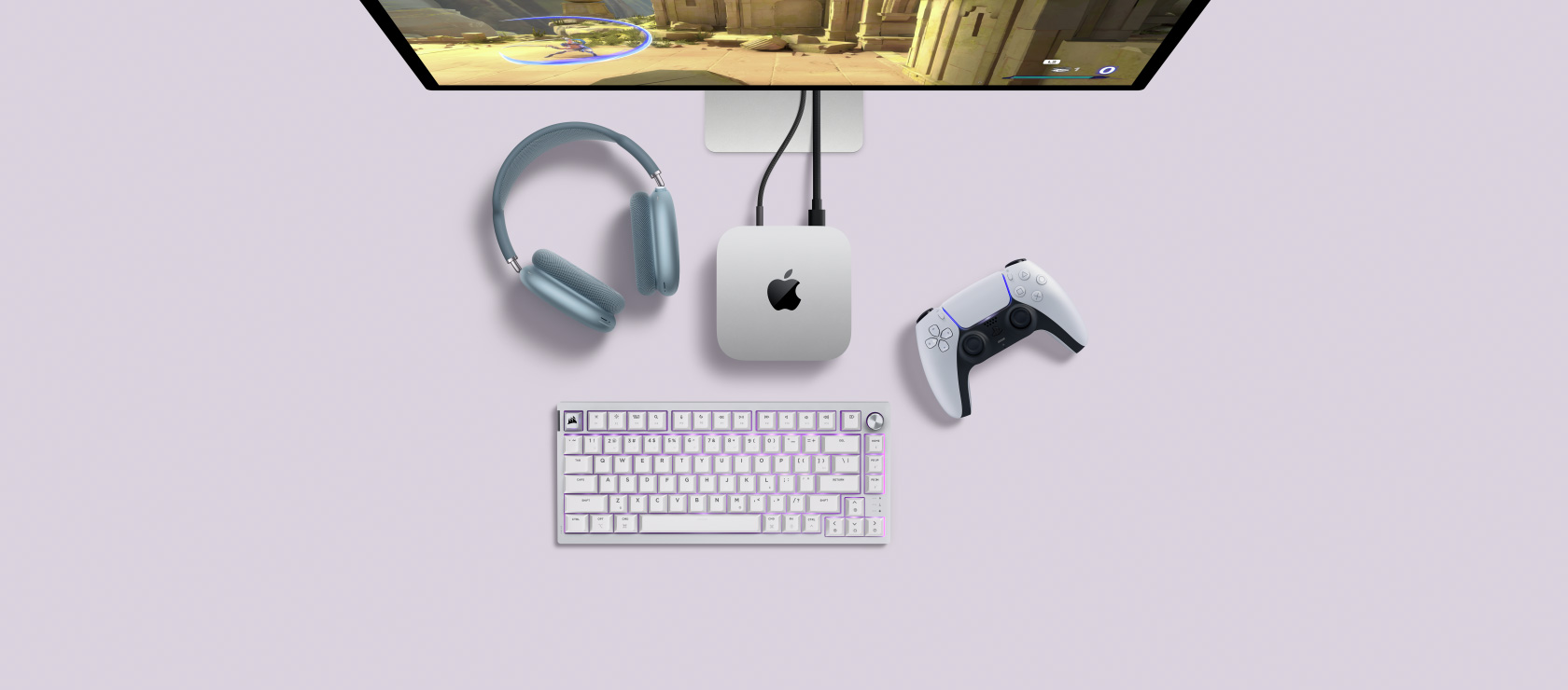 Ein Schreibtisch-Setup mit einem Mac mini, angeschlossen an ein Display und neben einer kabellosen Tastatur und Maus.