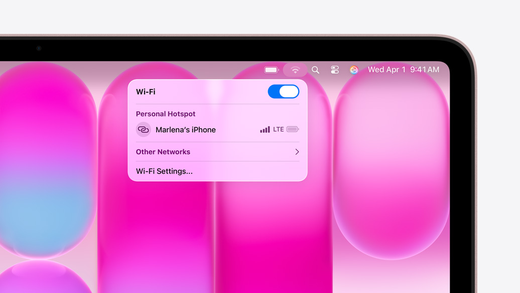 MacBook Neo rosa pastello, il menu Wi-Fi mostra la sezione Hotspot personale con l’opzione “Marlena's iPhone” da selezionare